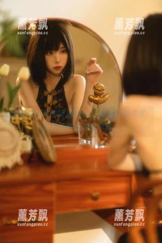 当许岚LAN的醉酒OL私拍变成一种艺术，美图倒映出那份不羁。