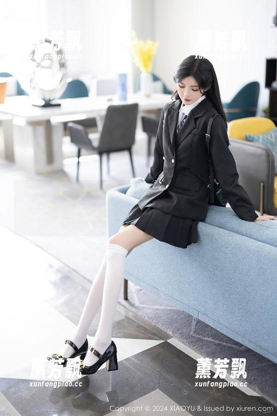 语画界 - “剧情”里有啥？看看Cherry绯月樱，图包内容也太含糊了。