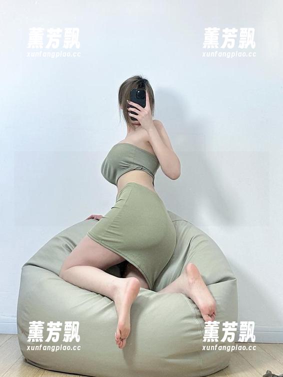 微密圈 - 原图直击：醇子小姨与英伦风格的那一抹色彩，隐约带着咖啡馆的氤氲气息。