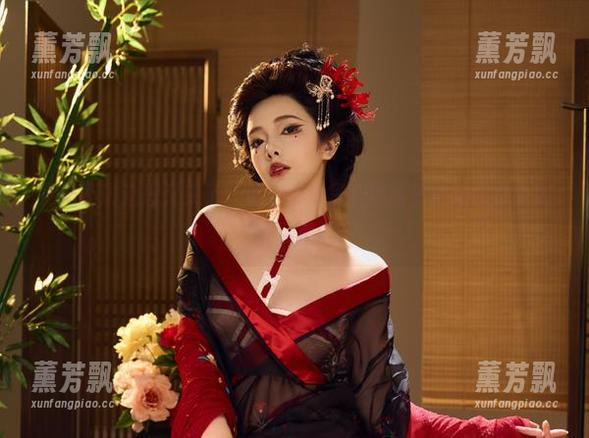 雯妹不讲道理又来了，最新照片里红黑格子直接化身为街头风潮？