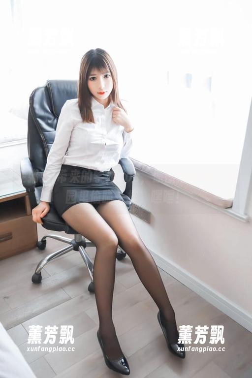 雯粥粥i带来的学姐cos，原图感觉像在校园里偷瞄一样，嘿嘿！