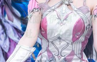 露儿大魔王带来的“伊芙琳”写真，精选得有些走心，让人...不由自主地多看几眼。