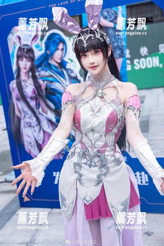 露儿大魔王带来的“伊芙琳”写真，精选得有些走心，让人...不由自主地多看几眼。
