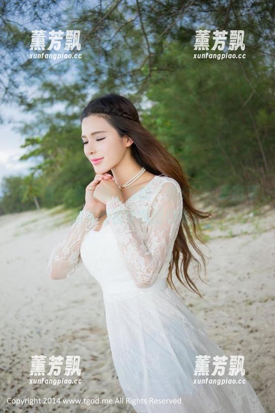 青豆客 - 细看妮小妖的‘修女’，原图里的神情戳中我的好奇心