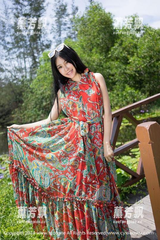 青豆客 - 初次见面请多指教：下载梁晶莹女仆写真集，开启你的“伺候之路”，可别掉链子哦！