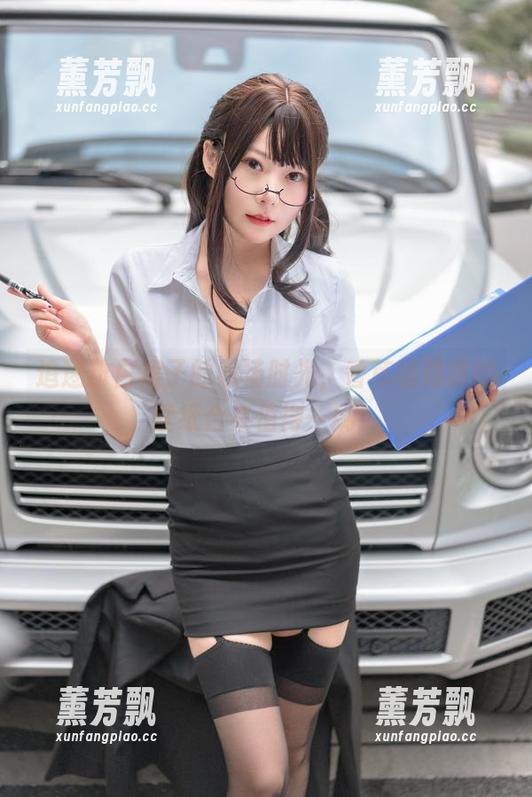 追逐粉白裙子的职场时光，香草喵露露的壁纸合集值得一刷！