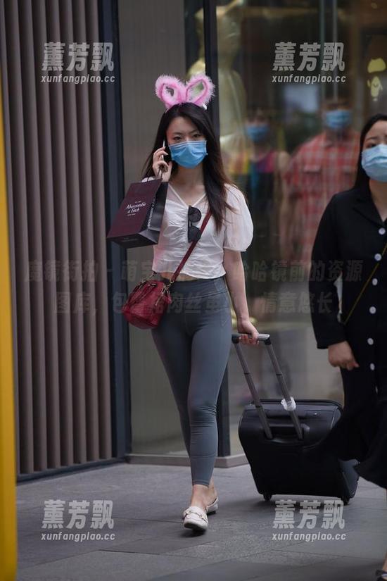 魔镜街拍 - 萌宝儿搞怪，哈哈镜前的资源图库，包臀裙肉丝虽小，情意悠长