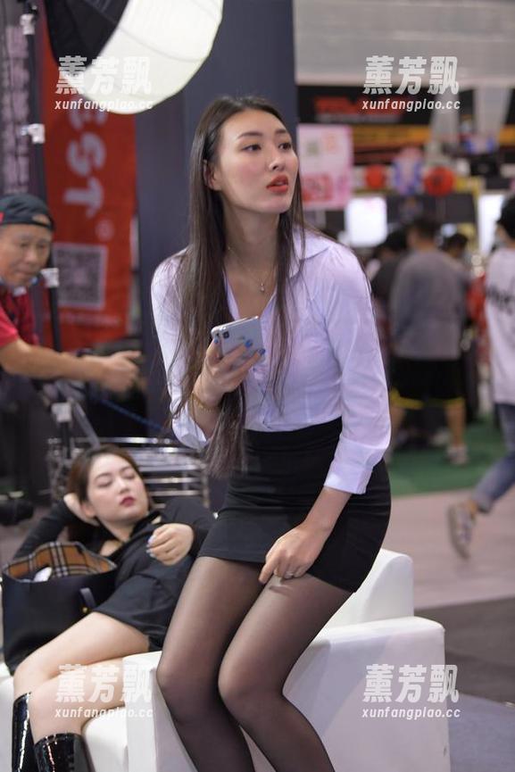 魔镜街拍 看魔镜街拍的私拍,红色包臀短裙少妇好像在和我说悄悄话——作品内容非常值得期待哦!