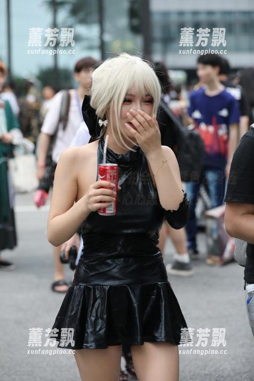 跑偏的焦点！魔镜街拍全集，紫色紧身连衣裙原图，一不小心心思不在衣服上…